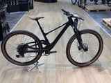 un vélo posé sur un support dans un magasin