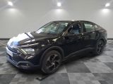 la voiture noire est garée dans le garage sur un sol en damier