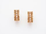une paire de boucles d'oreilles en or et diamants sur fond blanc