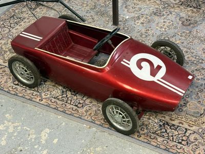 une petite voiture posée sur un tapis