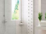 une salle de bains équipée d'une douche, d'un lavabo et d'une baignoire