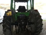 un tracteur garé dans un garage
