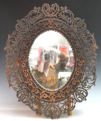 une photo d'une femme en train de se prendre en photo dans un miroir