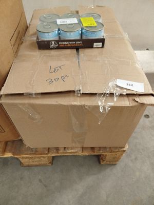 une caisse de boîtes de conserve posée sur une palette, avec une étiquette de prix
