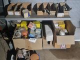 de nombreuses caisses de marchandises sur les rayons du magasin