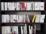 une étagère contenant de nombreux livres dans une pièce