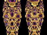 une paire de boucles d'oreilles en améthorate et en or, ornées d'améthorates