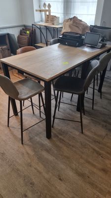 2 tables hautes en stratifié marron et piétement métal laqué…