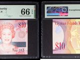 Trois types de monnaies différents sont exposés dans une vitrine
