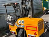 un chariot élévateur garé devant un bâtiment