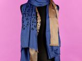 une écharpe bleue et marron sur un mannequin, un mannequin, un mannequin, un mannequin, un mannequin, un mannequin, un mannequin, un mannequin, un mannequin, un mannequin, un mannequin, un mannequin, un mannequin, un mannequin, un mannequin, un mannequin, un mannequin, un mannequin, un mannequin, un mannequin, un mannequin, un mannequin, un mannequin, un mannequin, un mannequin, un mannequin, un mannequin, un mannequin, un mannequin, un mannequin, un mannequin, un mannequin, un manne