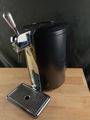 une machine à café noir posée sur une table en bois
