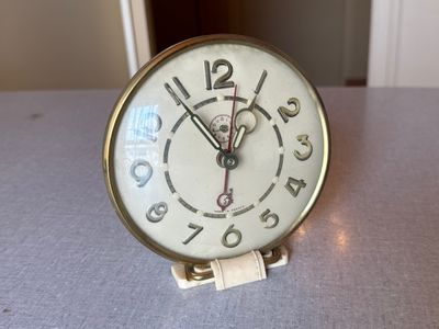 une horloge posée sur une table