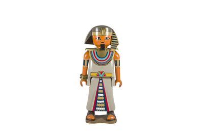 une figurine égyptienne représentant un homme portant un chapeau et une robe