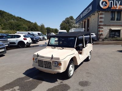 une jeep blanche garée devant un immeuble