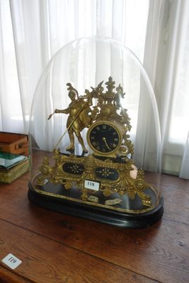 une horloge placée sous un dôme de verre sur une table