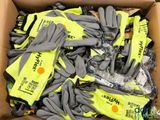 une boîte remplie de gants et des gants qui se trouvent dans une boîte