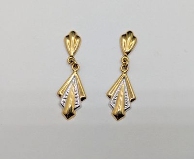 une paire de boucles d'oreilles en or et diamants