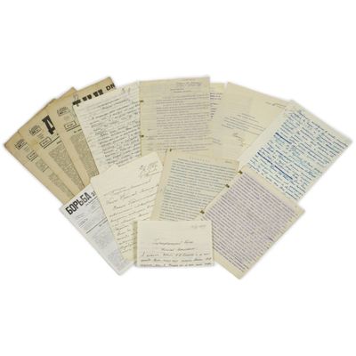 quelques vieux papiers sont empilés les uns sur les autres sur une surface blanche