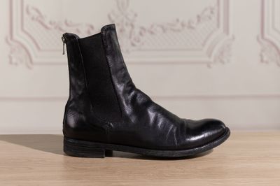 OFFICINE CREATIVE - Paire de boots en cuir noir, fermeture à…