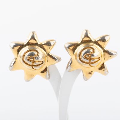 une paire de boucles d'oreilles en or et diamants ornées d'un motif représentant un soleil