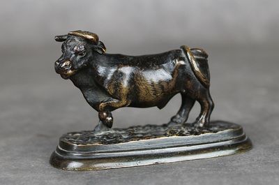 une statue de taureau posée sur un socle