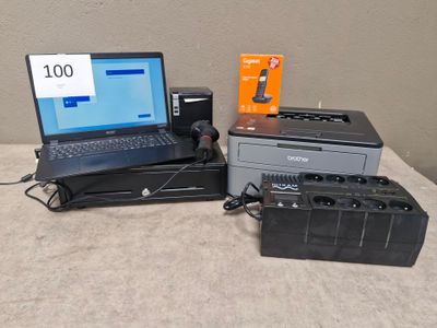 deux ordinateurs portables et une imprimante posés sur une table