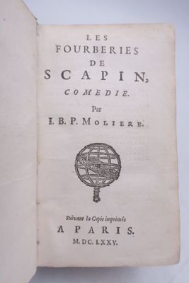un livre ouvert sur lequel figure l'image d'un compas