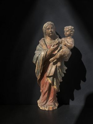 une statue de femme tenant un enfant dans ses bras