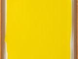 un tableau peint à la peinture jaune, dans un cadre en bois