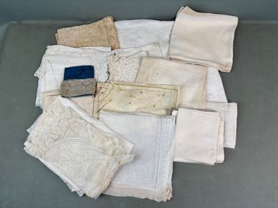 plusieurs types de tissus différents disposés sur une table