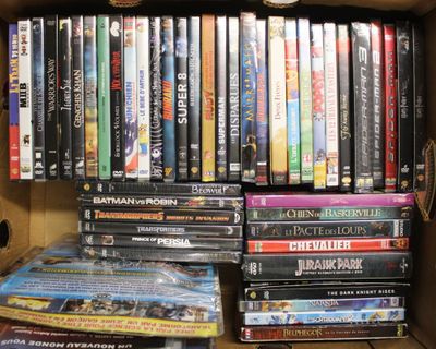 beaucoup de DVD dans une boîte posée sur l'étagère