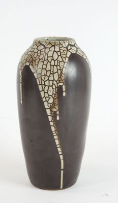 a black and white vase with a cracky design on it