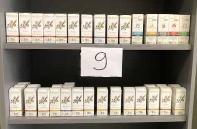 de nombreux paquets de cigarettes sur une étagère dans un magasin