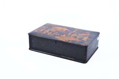 une boîte noire sur laquelle figure une carte, posée sur une surface blanche