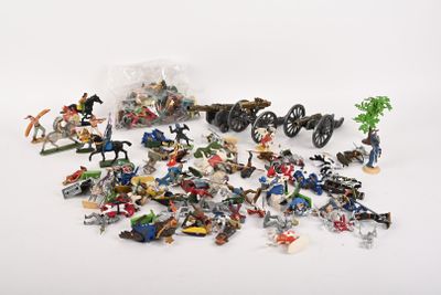 toutes ces figurines qui sont posées sur la table