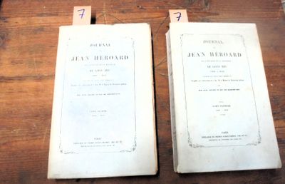 deux livres posés l'un à côté de l'autre sur une table en bois