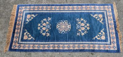 Tapis Pékin En laine, fond bleu - Photo 1