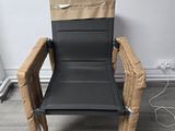 une chaise en carton posée par terre