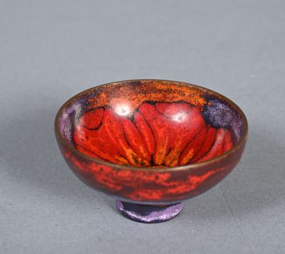 Coupe miniature sur talon en émaux de Limoges à décor de coq…