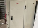 une photo d'une porte blanche dans un garage