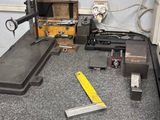 une machine posée sur un comptoir dans une pièce