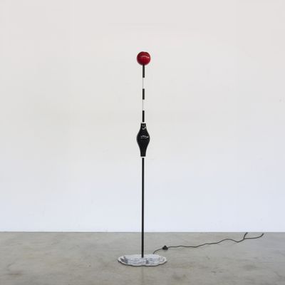un lampadaire noir et rouge surmonté d'une boule rouge