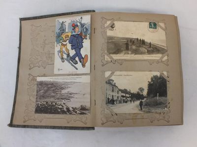 un livre ouvert avec des photos de personnes