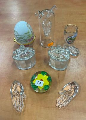 beaucoup d'objets en verre qui se trouvent sur la table