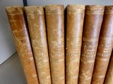 plusieurs vieux livres sont empilés sur une étagère