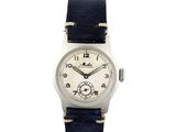 une photo d'une montre-bracelet avec un cadran blanc et un bracelet en cuir noir
