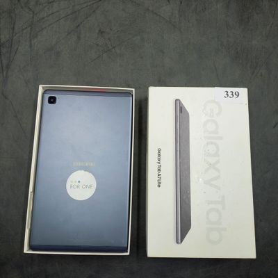 emballage d'une boîte contenant un téléphone, posée sur une table