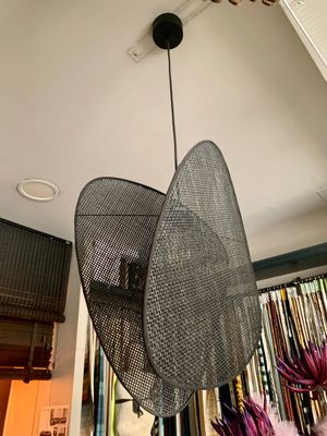 un gros objet métallique suspendu au plafond d'une pièce