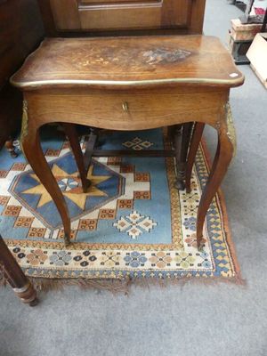 une petite table en bois surmontée d'un tiroir